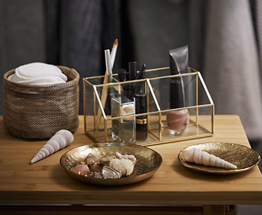 Makeup organiser made from glass and steel