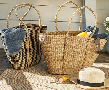 Beach bag made from seagrass in black and natural