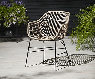 Nature garden chair made from steel and pollyrattan