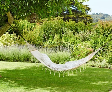 Polyester and cotton hanging hammock in white