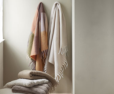 Cosy throw in beige and light brown