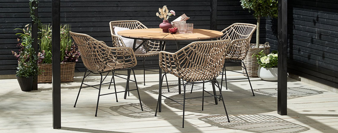 Natural and black round table with 4 natural garden chairs