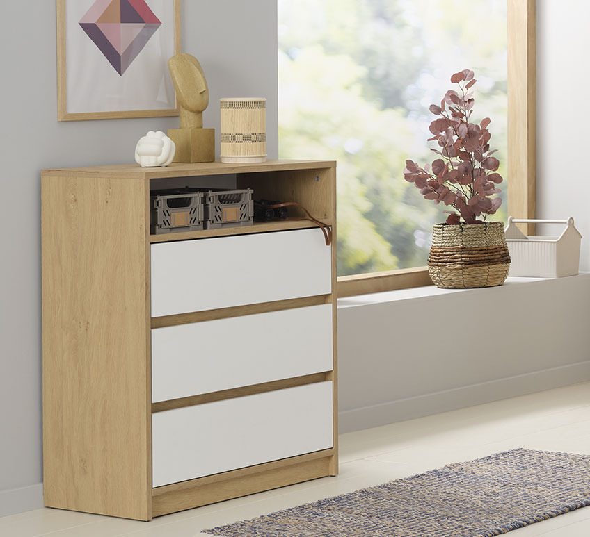 Chest of drawers with three drawers and a shelf 