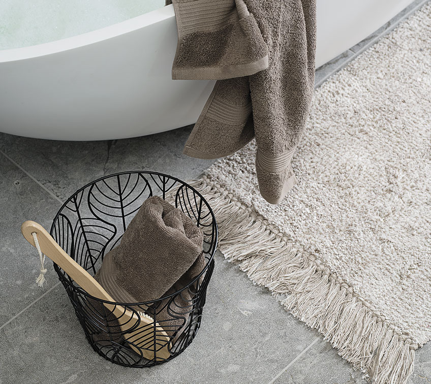Toilet roll holder/storage basket ILSBO with VALJE bath brush and BRUNN bath mat Storage basket with towel and bath brush and bathmat