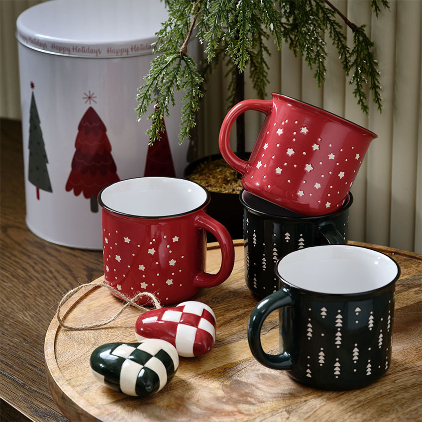 GULLTOP mugs in red and green with festive motifs and PYSSEL decorative Christmas hearts Festive Christmas mugs in red and green with holiday motifs and heart-shaped Christmas decorations