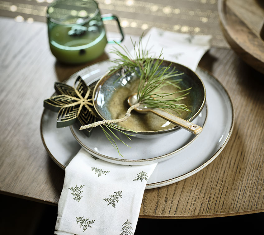 Place setting with plates, bowl and cloth napkin