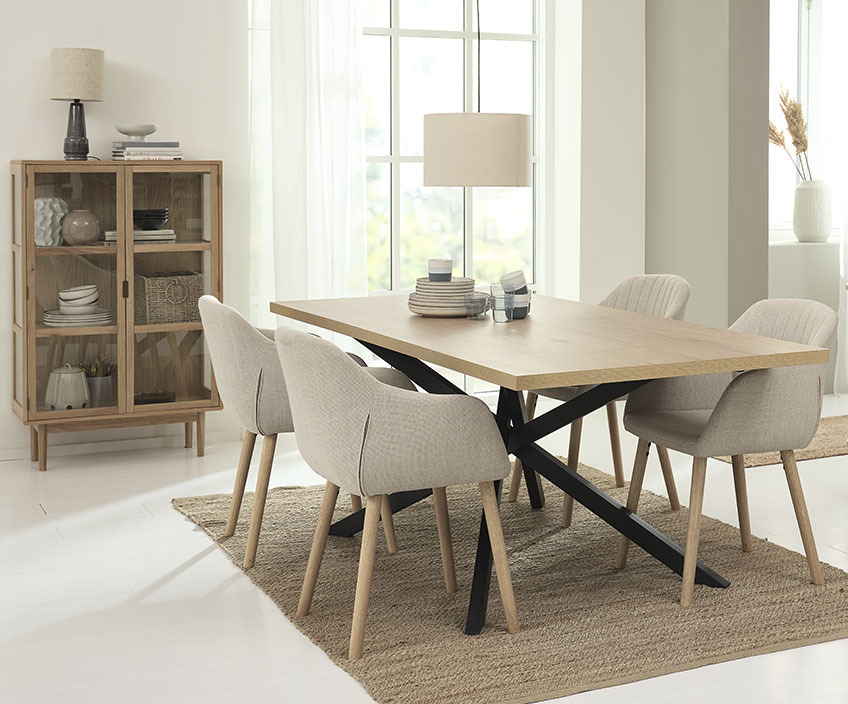 Dining room rug under a dining table and dining chairs 