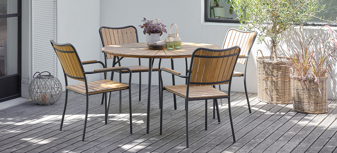 Hardwood garden furniture: Round garden table and four garden chairs made with FSC-certified wood