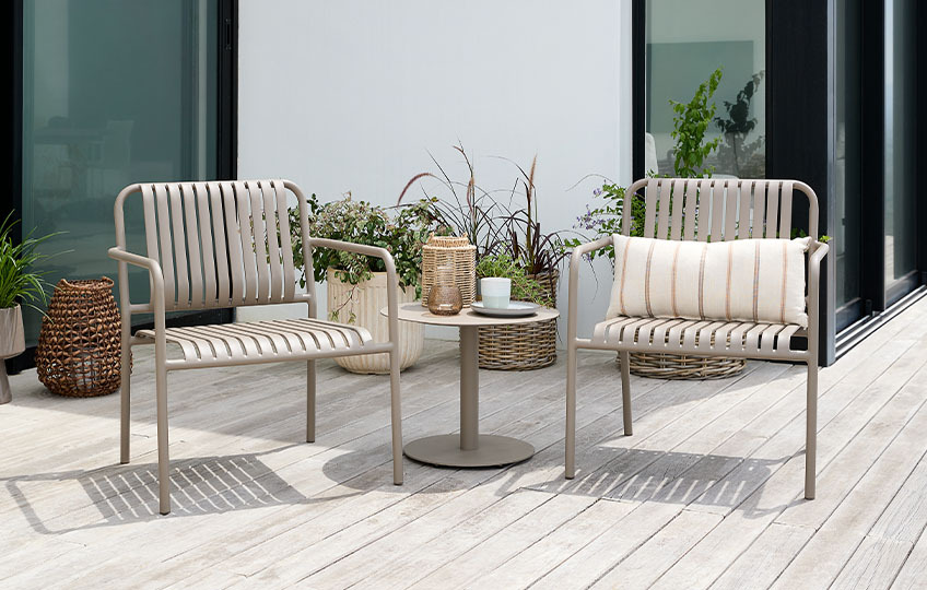 Garden lounge chairs and garden side table made from aluminium and steel
