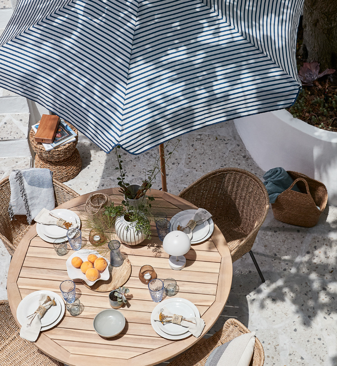 Outdoor dining set with parasol