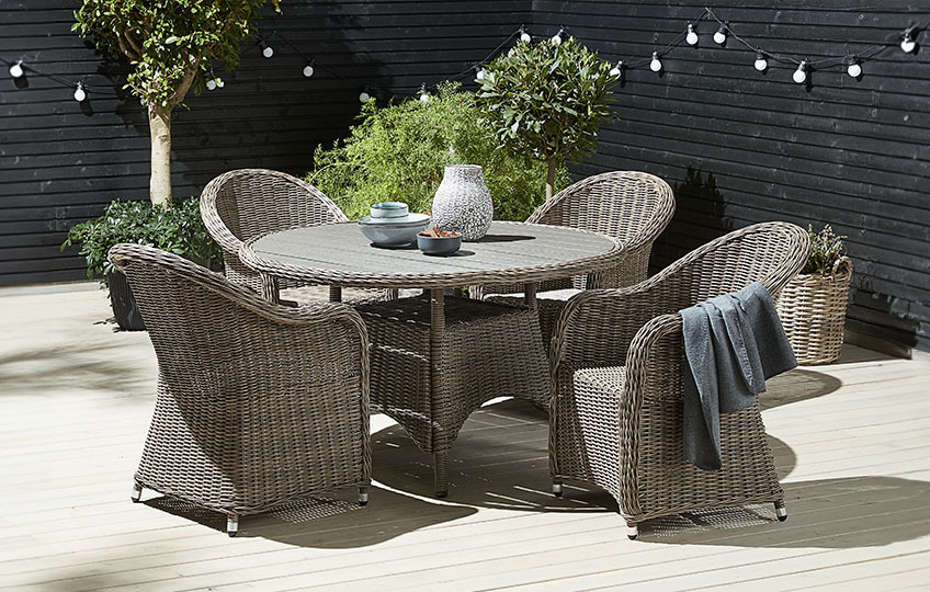 Synthetic rattan or poly rattan garden table and chairs 