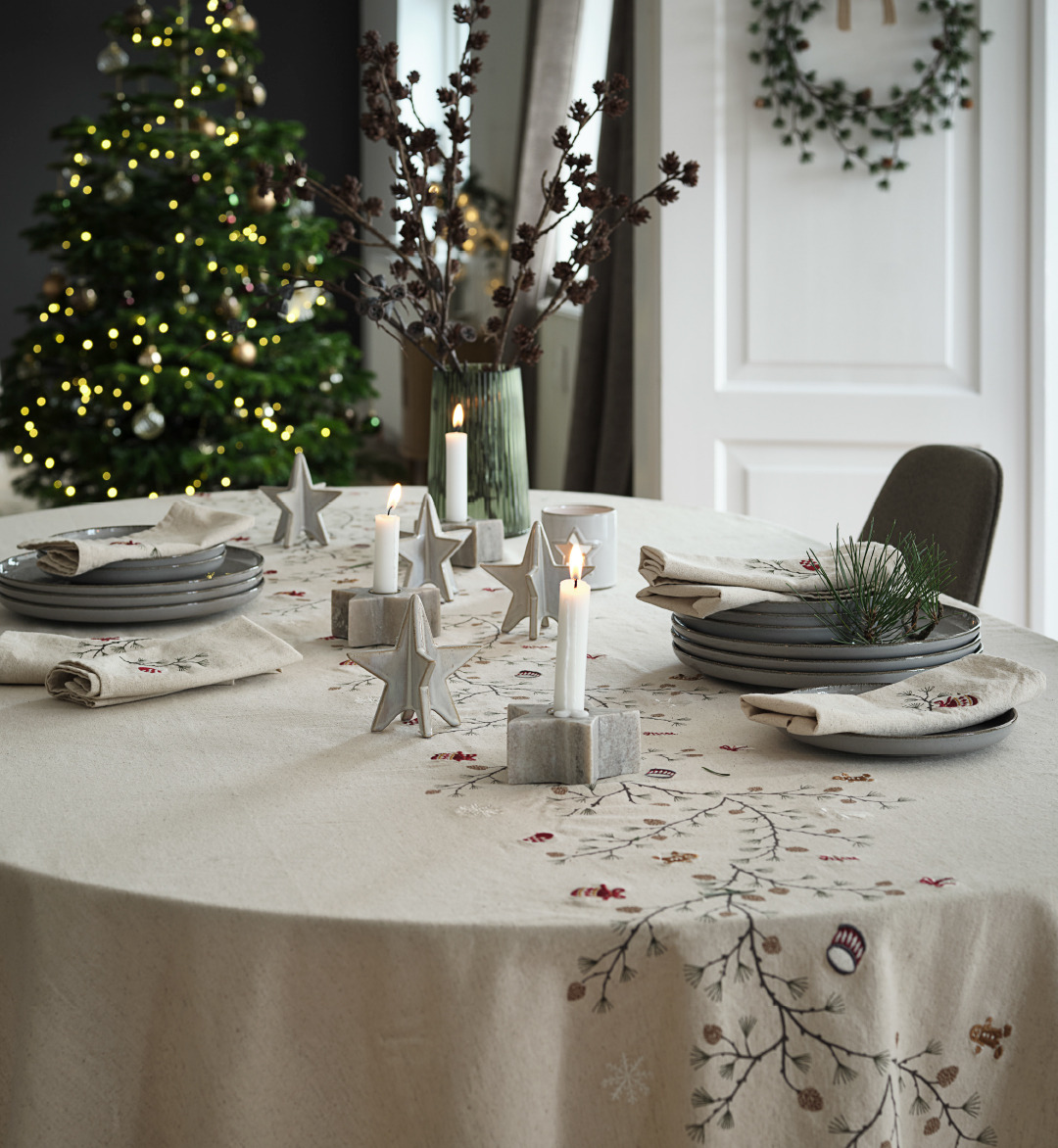 NELLIKE table cloth Christmas tablescape with decorative candle stick holders, napkins, and plates