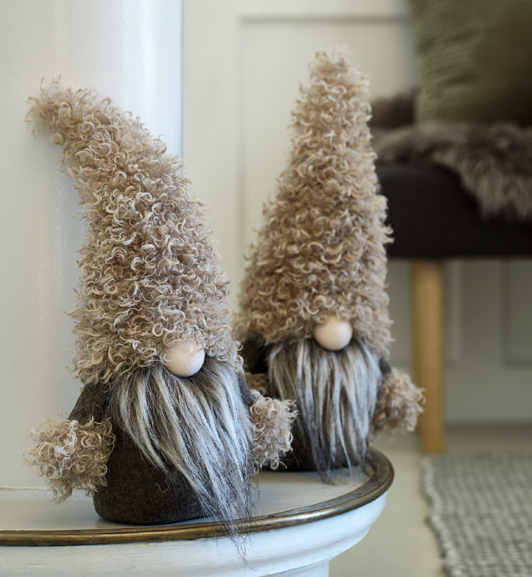 LARVIKIT Christmas elf A pair of brown and black Christmas elves on a shelf