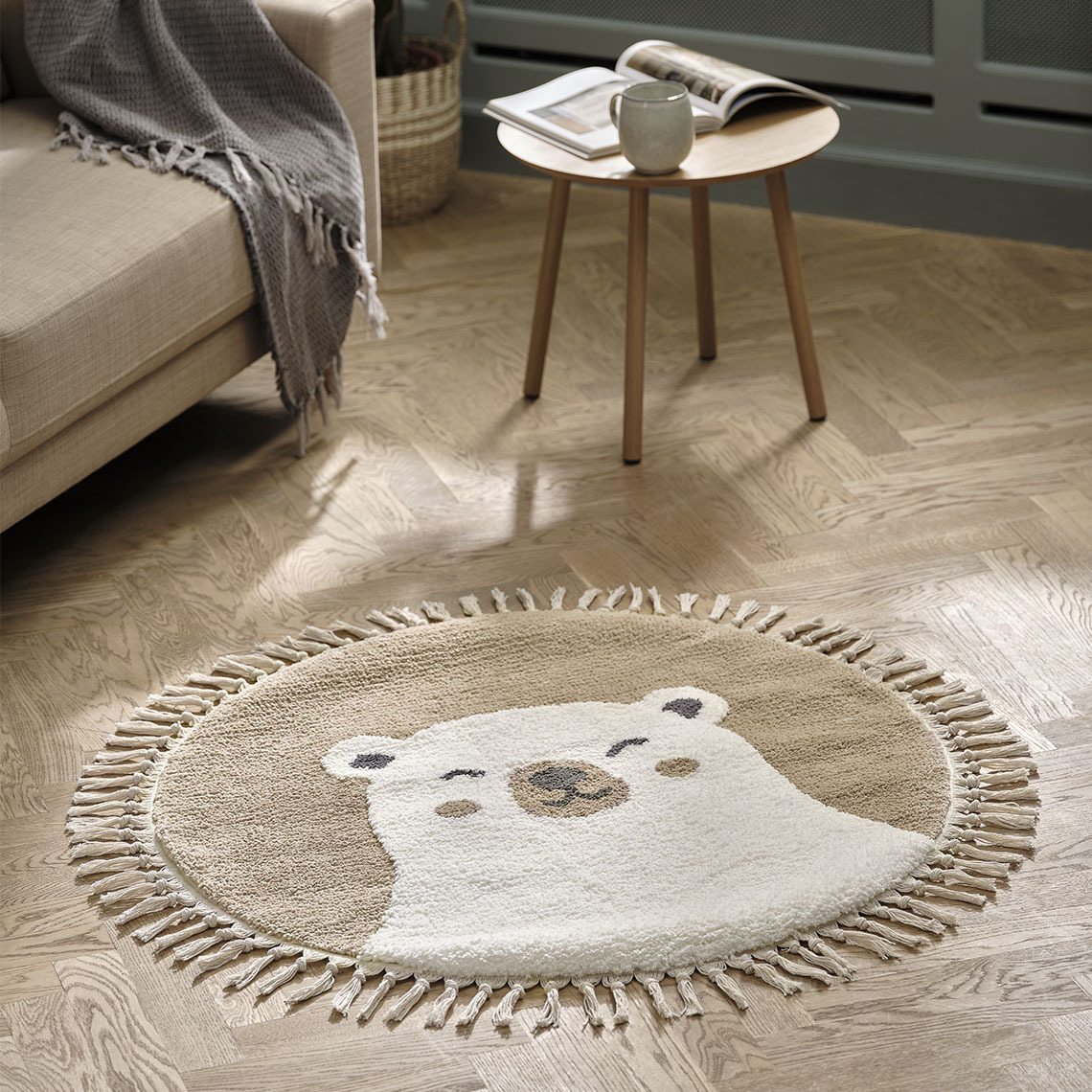 Round kids rug picturing a bear