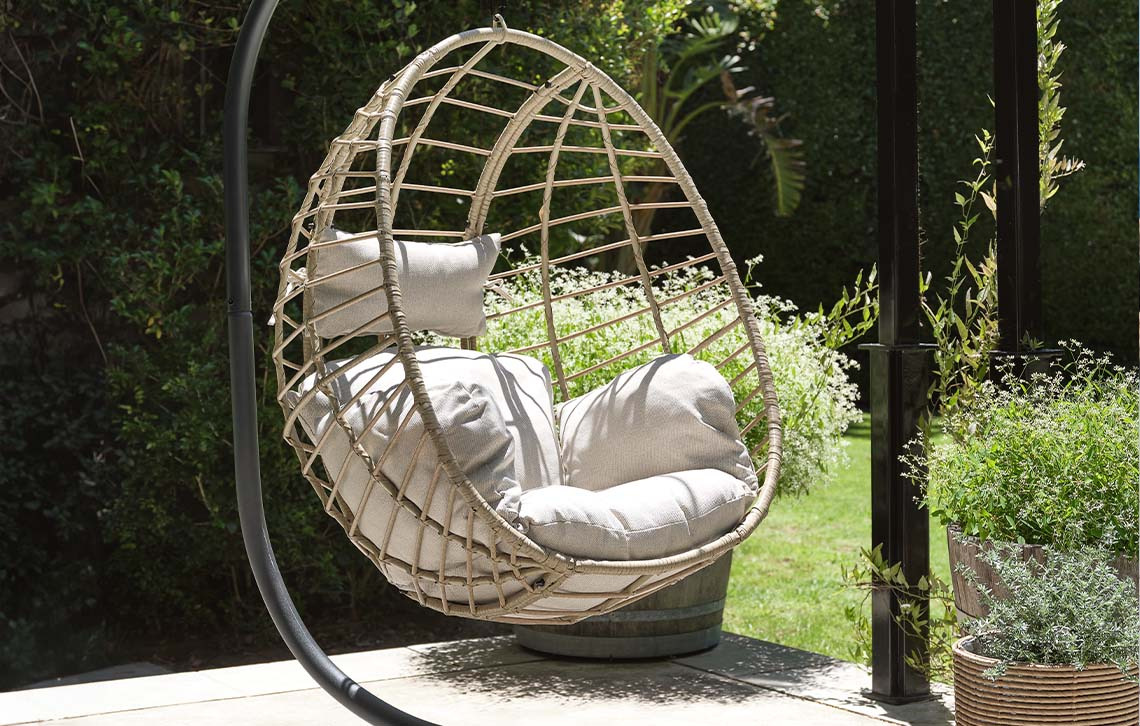 Garden hanging chair made with polyrattan