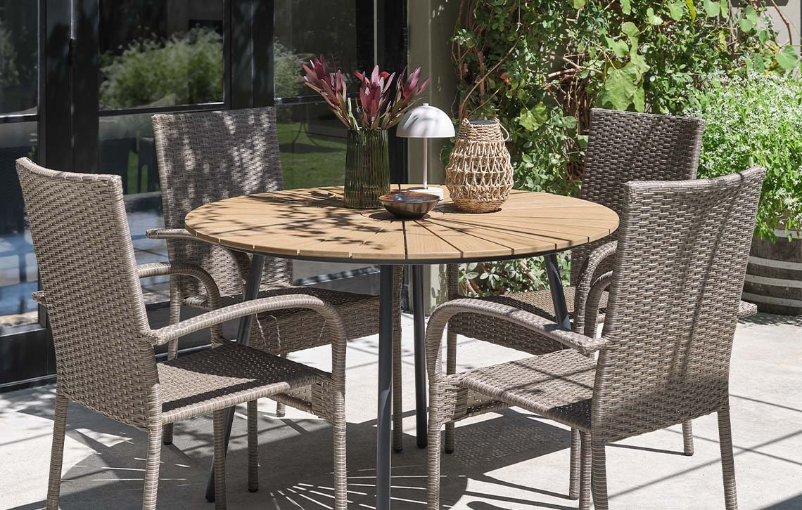 Artificial wood garden table and polyrattan garden chairs