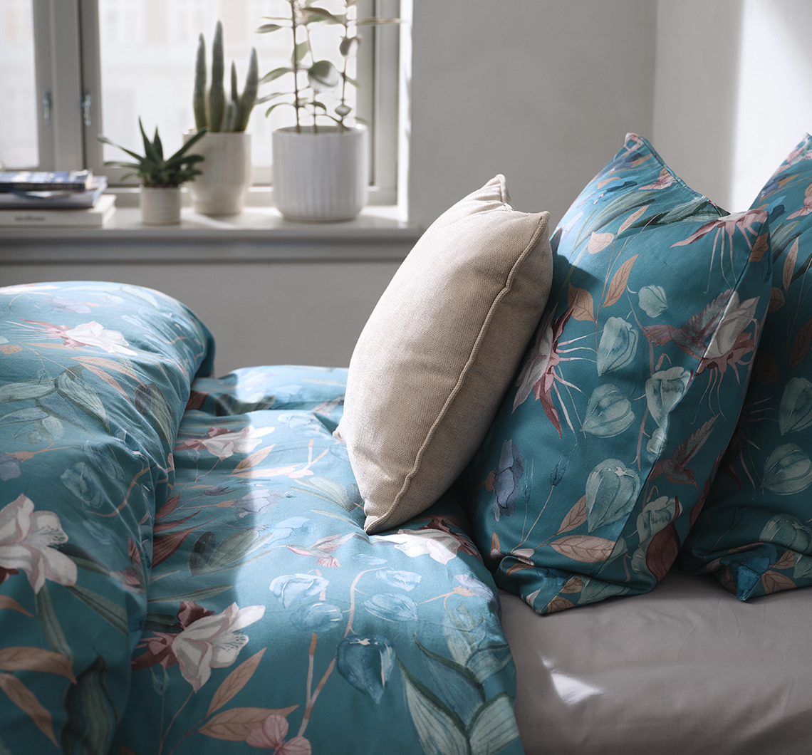 Combine BERTHA with contrasting monochrome items for a dynamic look Bedroom with floral bed linen and extra pillow in contrasting colour