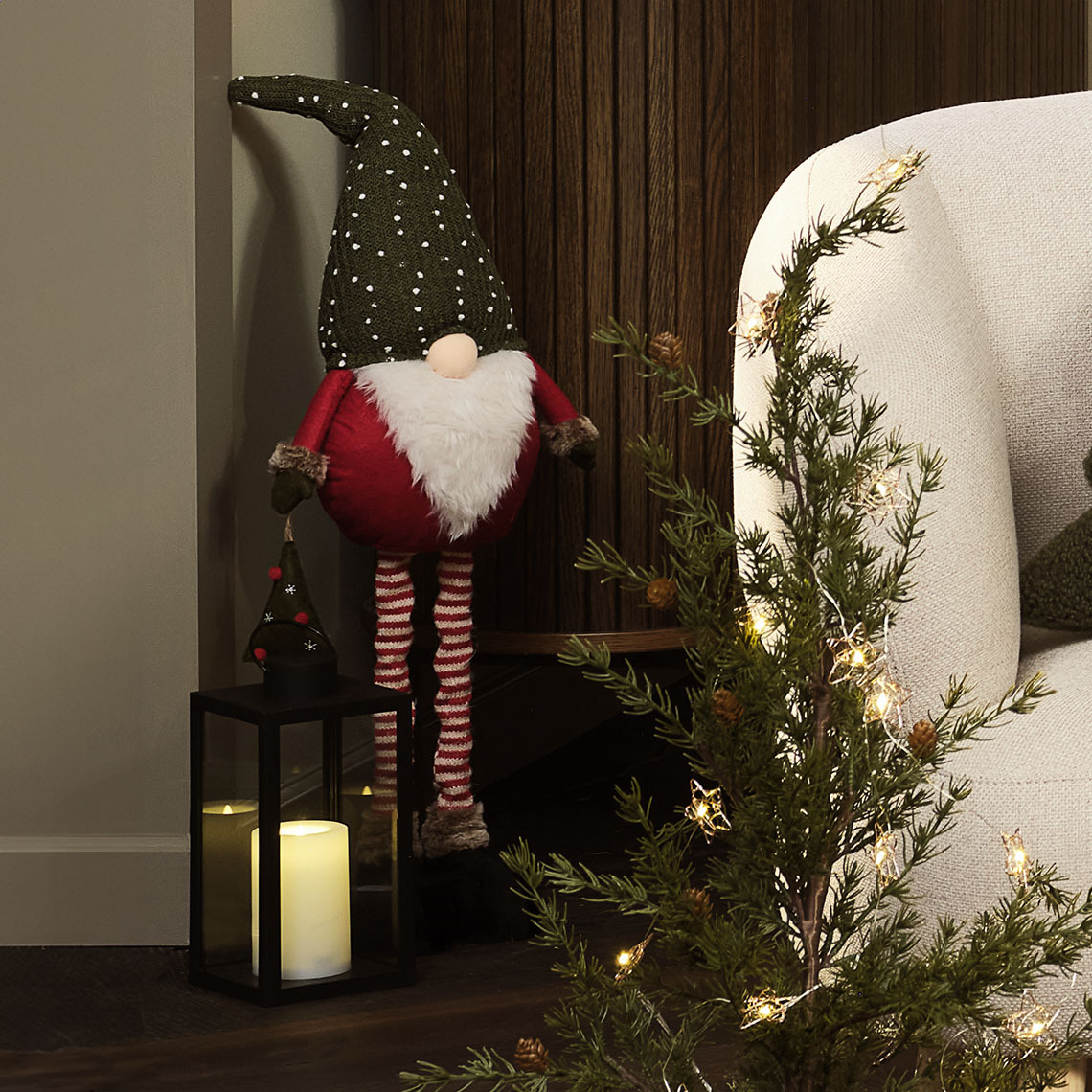 The legs of the KULDE Christmas elf can be adjusted in length Tall Christmas elf with adjustable legs