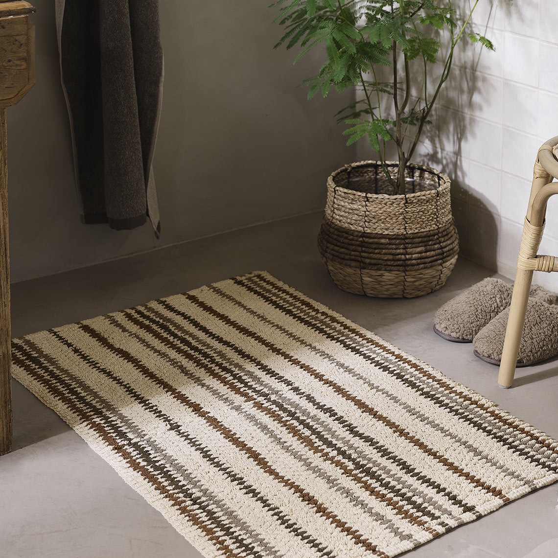 SUNDBORN bathmat & TERJE plant pot Striped bath mat on the floor in a bathroom