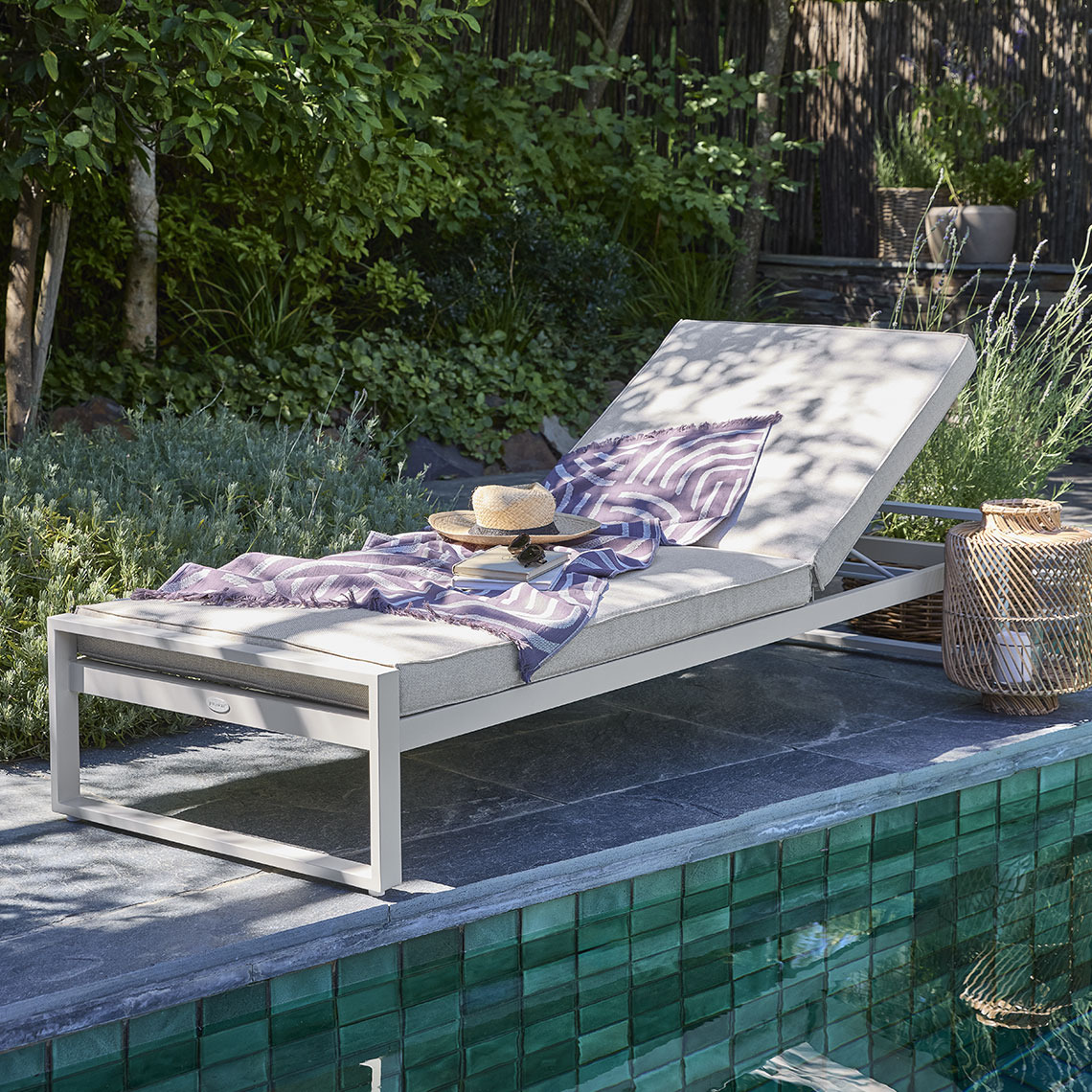 Sun lounger in quick-dry material