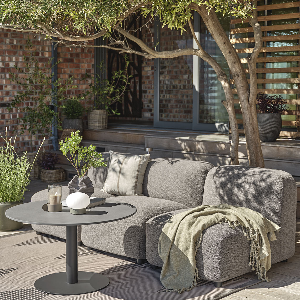 Lounge sofa in quick-dry material