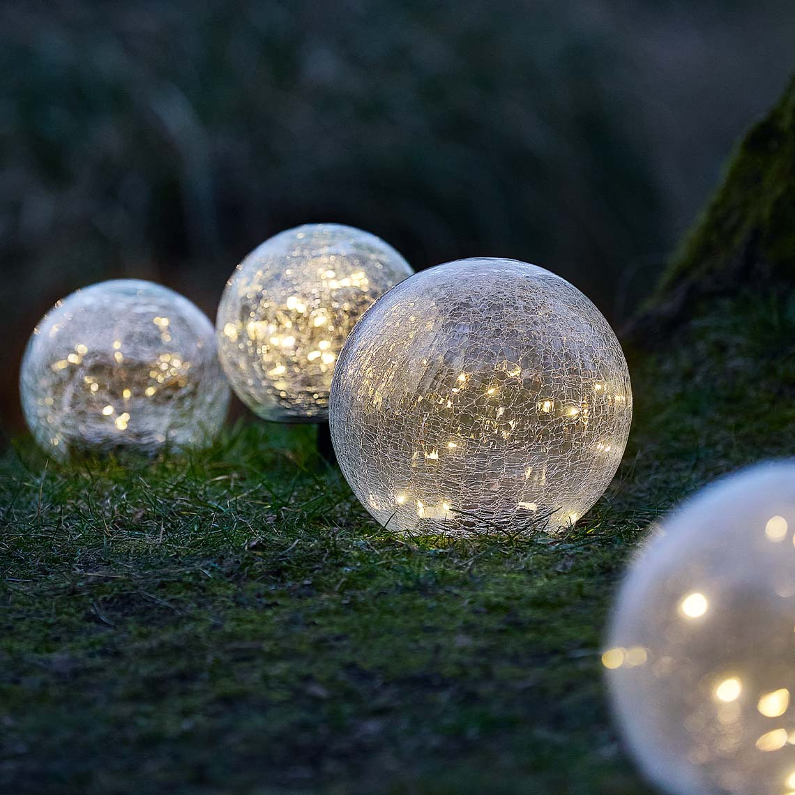 Round globe solar lamps made from glass 