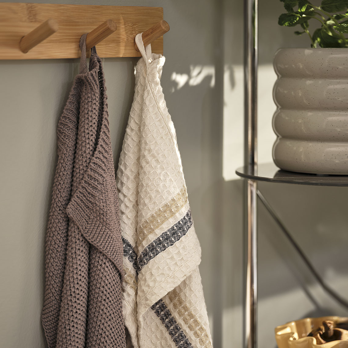 TISTEL and BARLIND tea towels and MANFRED plant pot Tea towels on kitchen hooks