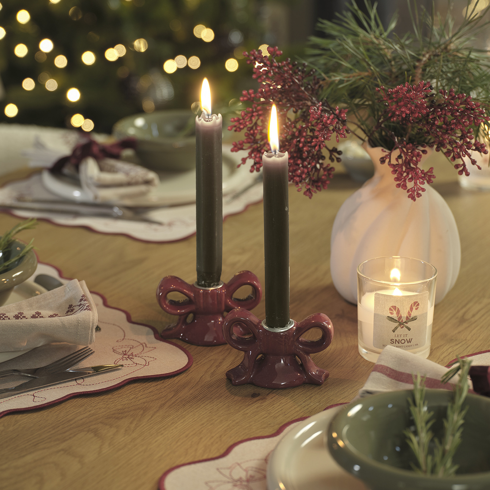 GUNNI vase with JUL artificial flowers ELLI candle holder and ANHYDRIT scented candle Christmas table adorned with vase with artificial flowers and candle holders with candles