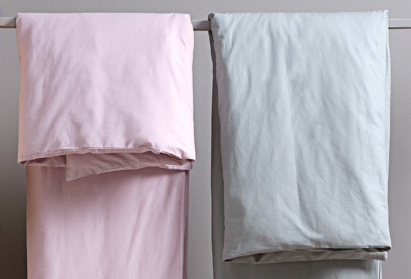 ELLEN bed linen in 100 % soft cotton - light purple or green Bed linen in light purple and green hanging on a rail