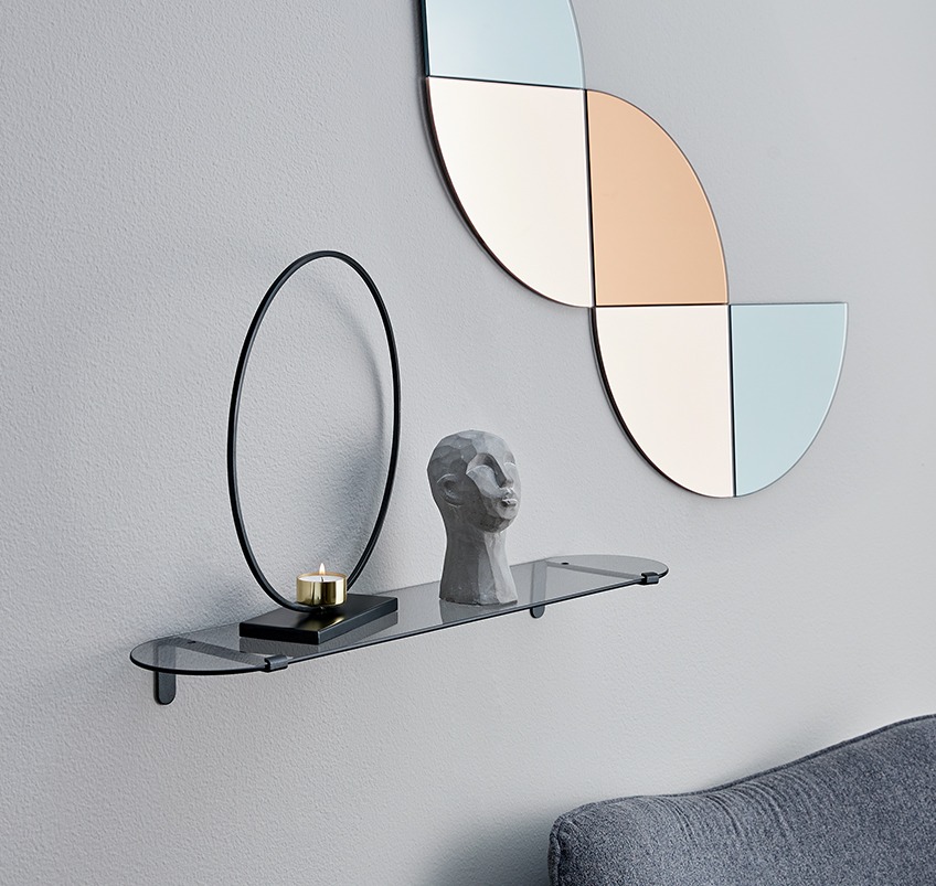 Wall shelf in glass and 5 piece decorative mirror in geometric shape 