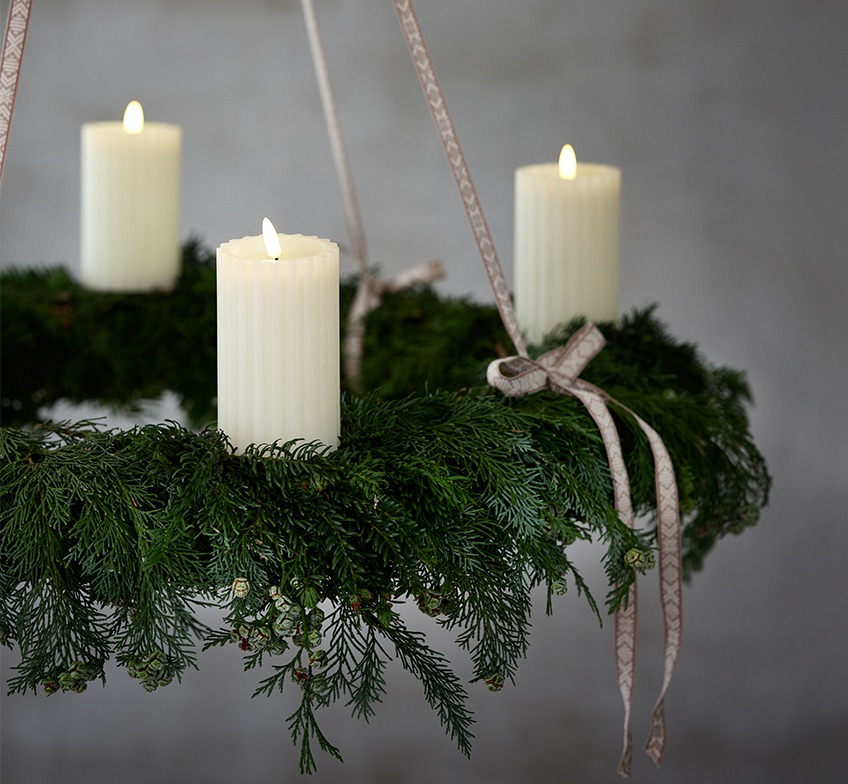 ODEN LED candles on an advent wreath. The candles have a practical timer function. Advent wreath with LED candles with timer function