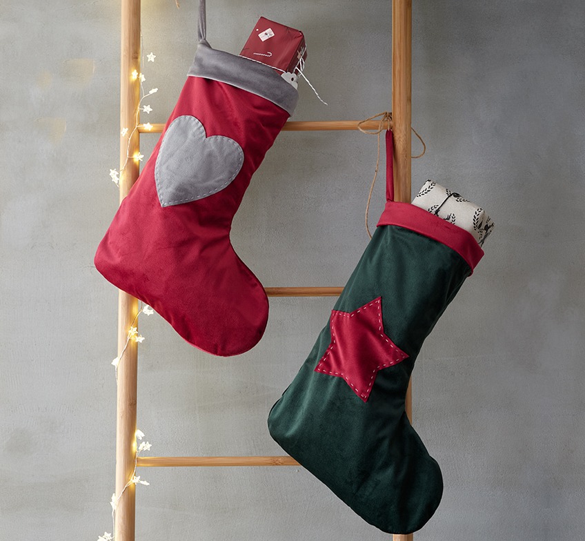 LASURIT Christmas stockings on VANDSTED decorative ladder with KRYOLIT string lights Christmas socks in red and green on a decorative ladder