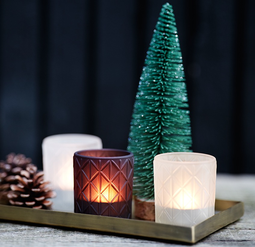 OTER consists of a tray, three tea light holders, a Christmas tree and two pinecones Tea light holders in glass on a metal tray with small Christmas tree and pinecones