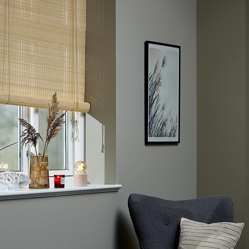 BYRE roller blinds, ROY vase, JENS scented candle and ARNOLD battery lamp Bamboo roller blinds in a window with a vase, a scented candle and a battery lamp in the windowsill