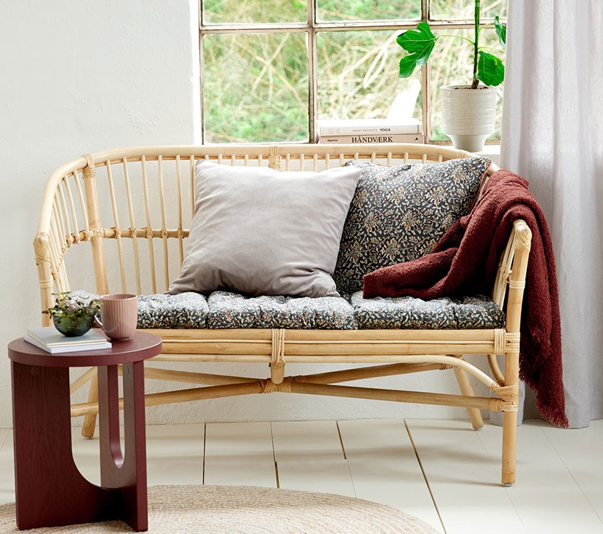 LISELEJE 2-seater sofa in rattan with TOPPKLOKKE seat pads and cushion, ROSE throw and ARCH end table 2-seater sofa in rattan with seat pads and back cushions, burgundy throw and a round end table