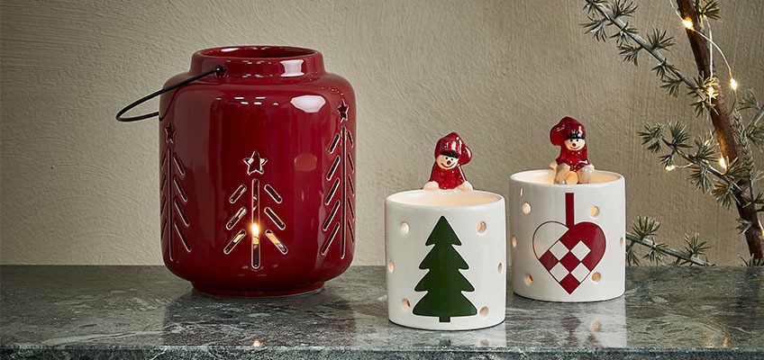 SKINFAXE tealight holder and red HARMOND lantern Red Christmas lantern and tealight holder with Christmas motives