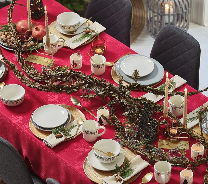 GULDSTEN tablecloth, HORNBLENDE tableware and SKINFAXE tealight holder Christmas dinner setting with red tablecloth and gold cutlery