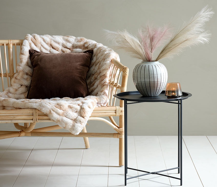 LISELEJE sofa with ERANTHIS throw in fake fur and BERBERIS cushion. RANDERUP end table with SOFUS vase and BRYNJE tealight holder Sofa with throw in fake fur and brown cushion. Black end table with vase and tealight holder