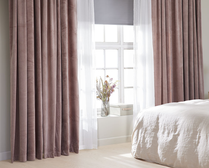 Ready-made curtains in a bedroom 