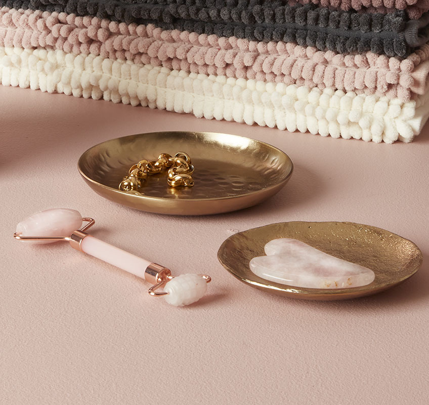 VALLSTA face roller and massage stone in rose quartz and EDSELE gold tray Face roller and massage stone in rose quartz