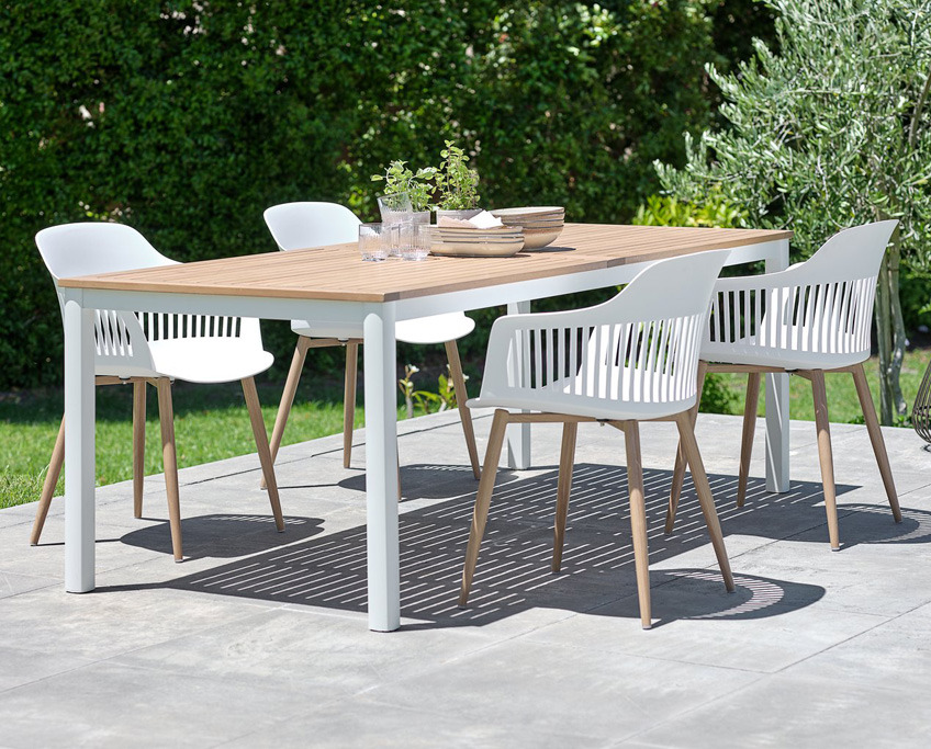 Garden chairs in oak/white with table in hardwood 