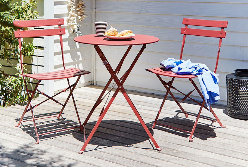 holiday cottage table and chairs